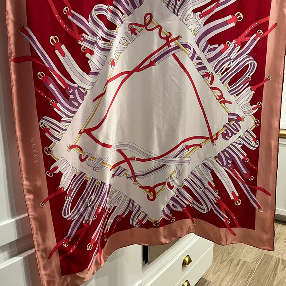 Gucci Equestrian Scarf Pinks (small portion of hem needs repair) - Picture 3 of 12